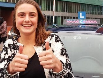 Tevreden klant bij auto